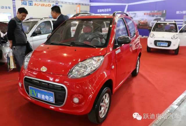 躍迪電動(dòng)汽車新款車型T71閃亮亮相2015中國(guó)（南京）國(guó)際新能源汽車展