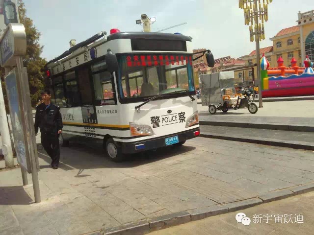 躍迪移動警務(wù)室執(zhí)勤崇禮縣,維護(hù)地方社會穩(wěn)定