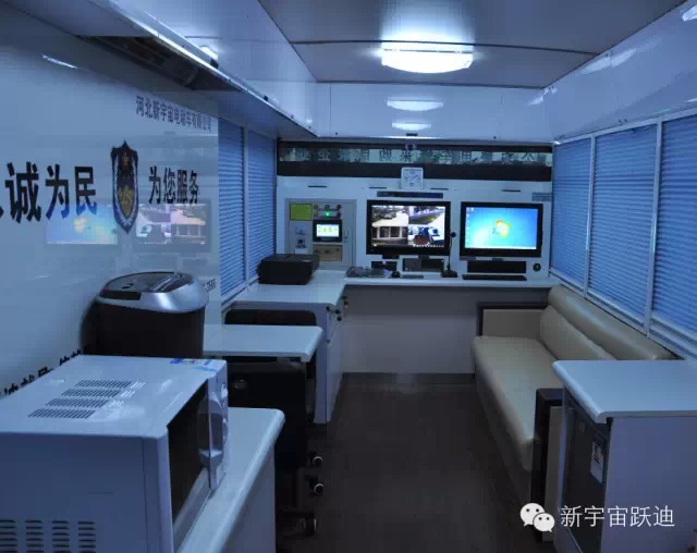躍迪移動警務(wù)室執(zhí)勤崇禮縣,維護(hù)地方社會穩(wěn)定