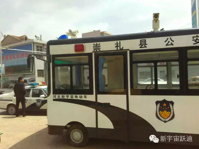 躍迪移動警務(wù)室執(zhí)勤崇禮縣,維護(hù)地方社會穩(wěn)定