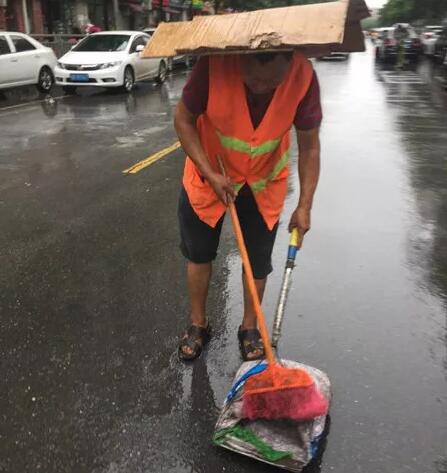 今天，躍迪向平凡而偉大的他們——環(huán)衛(wèi)工人致敬！