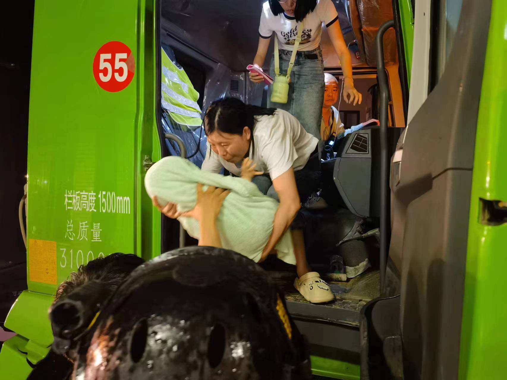 昨晚保定市強降暴雨丨躍迪汽車保定分公司，連夜出動70臺新能源渣土車參與保定市救援工作