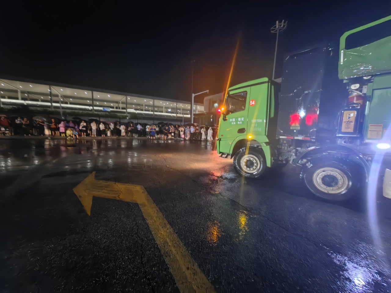 昨晚保定市強降暴雨丨躍迪汽車保定分公司，連夜出動70臺新能源渣土車參與保定市救援工作