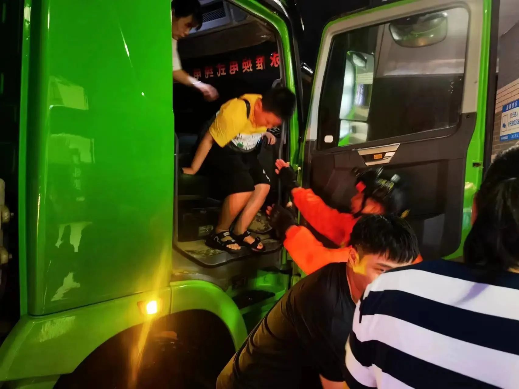 昨晚保定市強降暴雨丨躍迪汽車保定分公司，連夜出動70臺新能源渣土車參與保定市救援工作