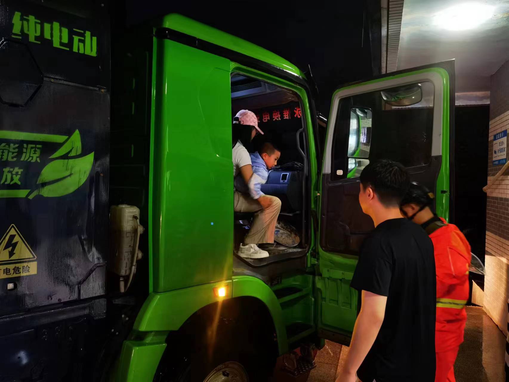 昨晚保定市強降暴雨丨躍迪汽車保定分公司，連夜出動70臺新能源渣土車參與保定市救援工作