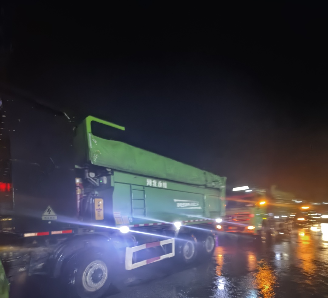 昨晚保定市強降暴雨丨躍迪汽車保定分公司，連夜出動70臺新能源渣土車參與保定市救援工作