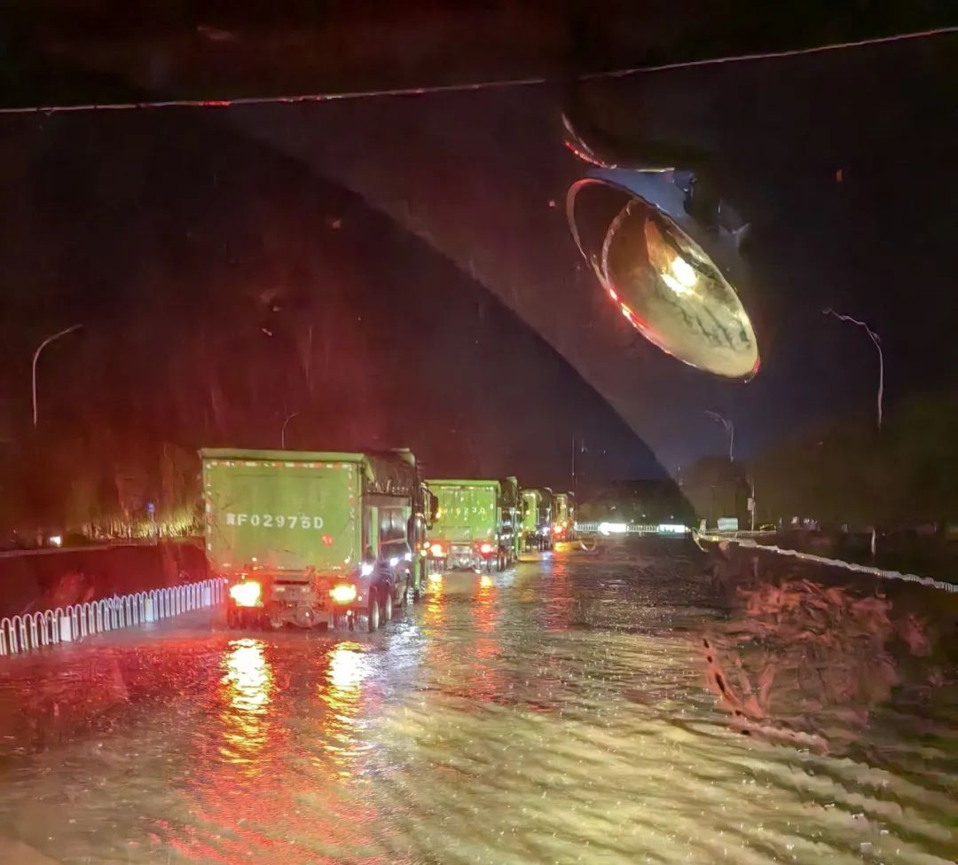昨晚保定市強降暴雨丨躍迪汽車保定分公司，連夜出動70臺新能源渣土車參與保定市救援工作