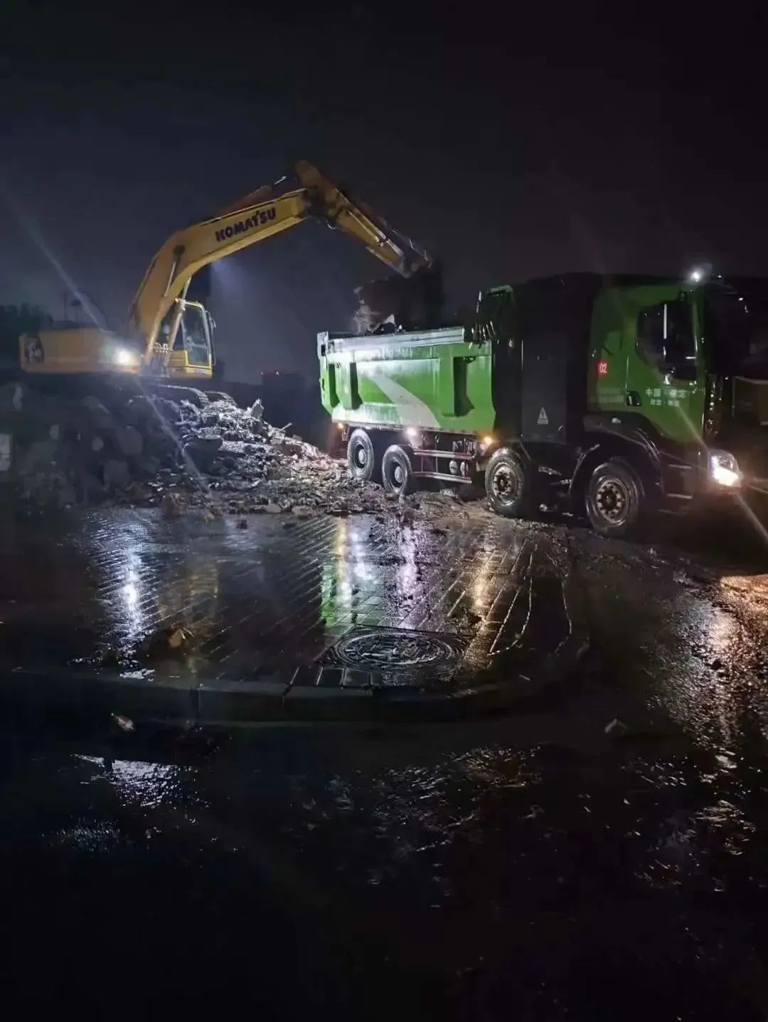 昨晚保定市強降暴雨丨躍迪汽車保定分公司，連夜出動70臺新能源渣土車參與保定市救援工作