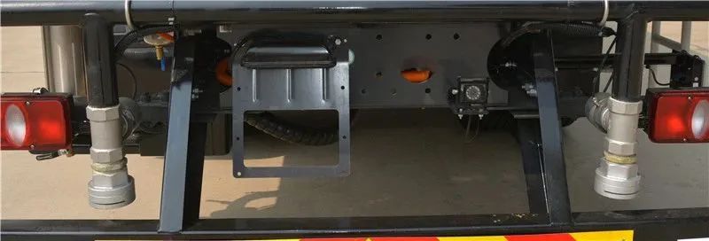 躍迪集團(tuán)新能源多功能抑塵車——低碳環(huán)保、降溫除塵