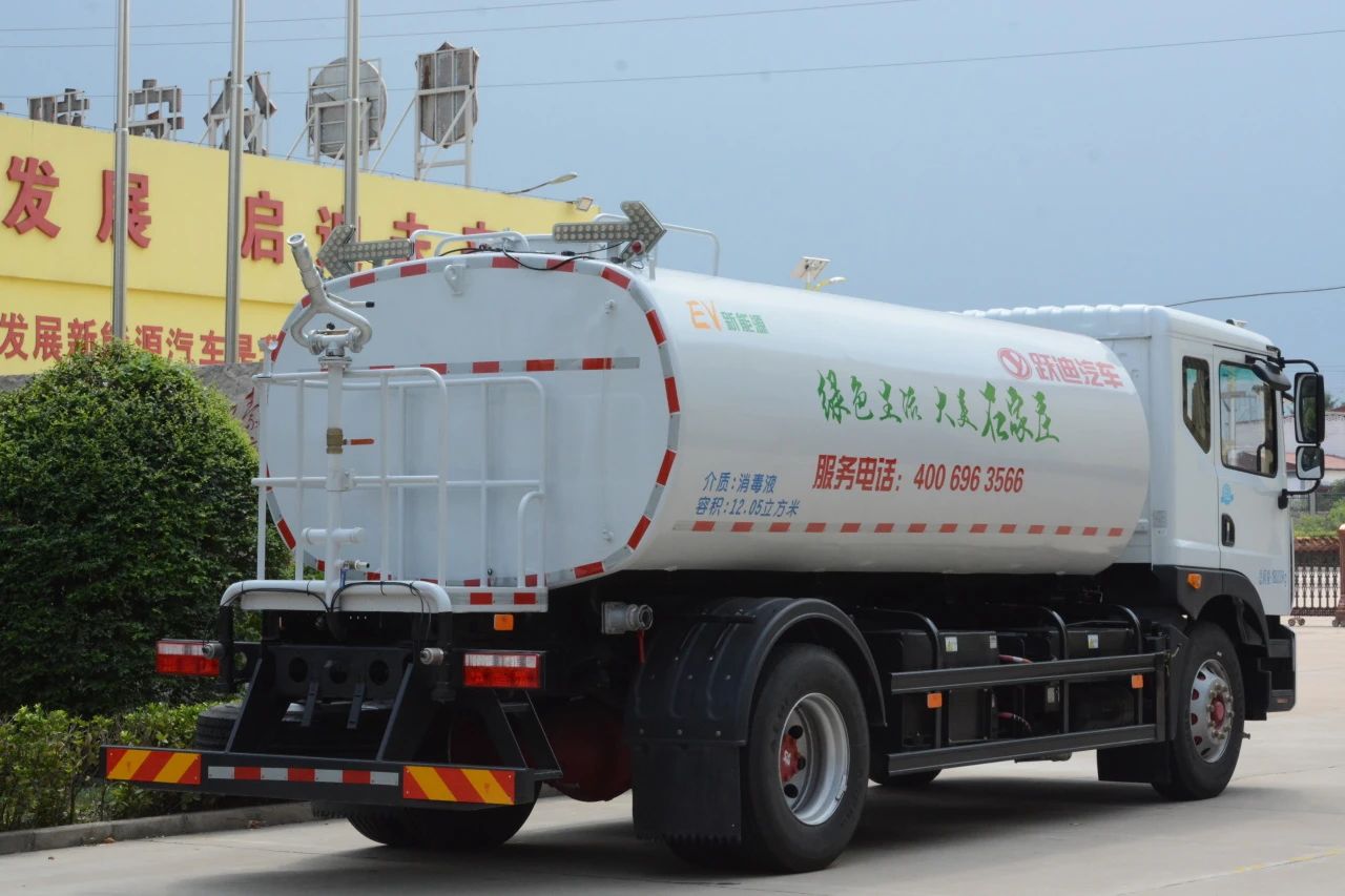 夏日降溫好幫手-躍迪集團(tuán)新能源灑水車、新能源綠化噴灑車發(fā)車