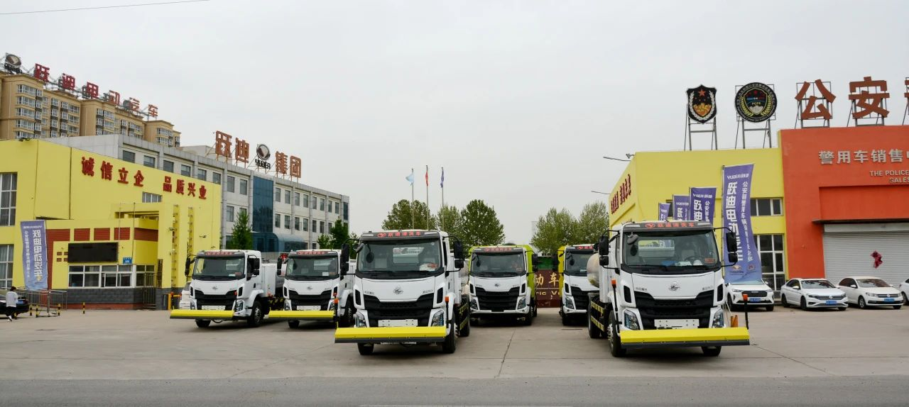 夏日降溫好幫手-躍迪集團(tuán)新能源灑水車、新能源綠化噴灑車發(fā)車