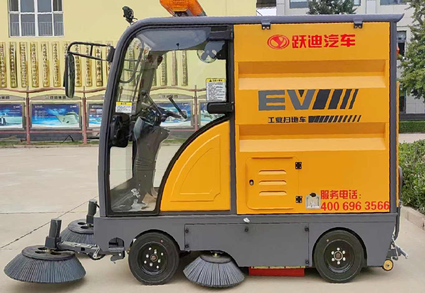 強力吸塵，高效清掃-躍迪小型清掃車